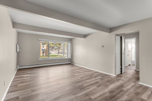*Beautiful Apartment in Park Like Setting* Updated Shaker Cabinets and Appliances