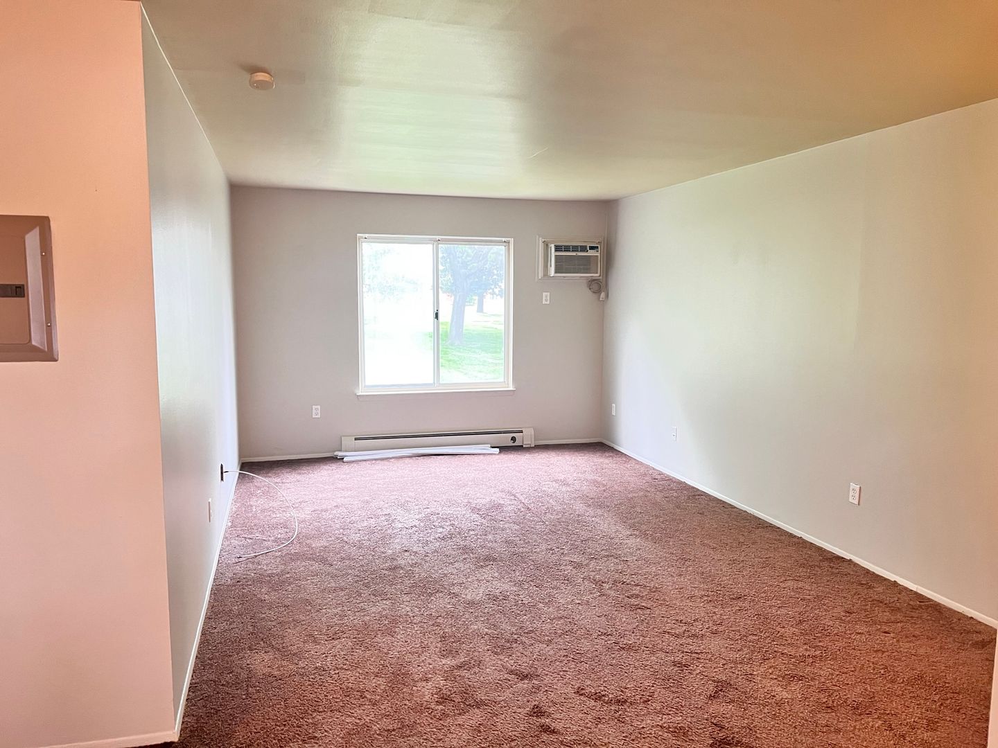 Warren Apartment: 11500 Warren Blvd