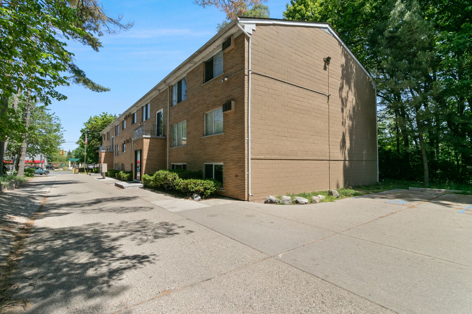 Lakeshore Apartments - Coast to Coast Management 3 of 12