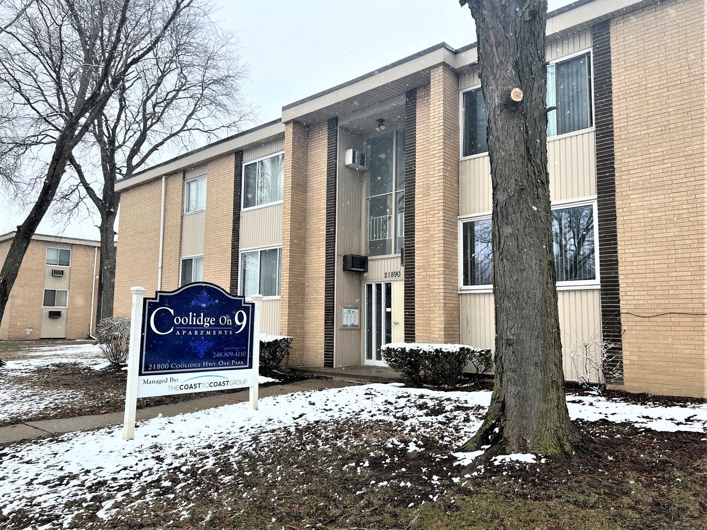 Oak Park Apartment: 21800 Coolidge