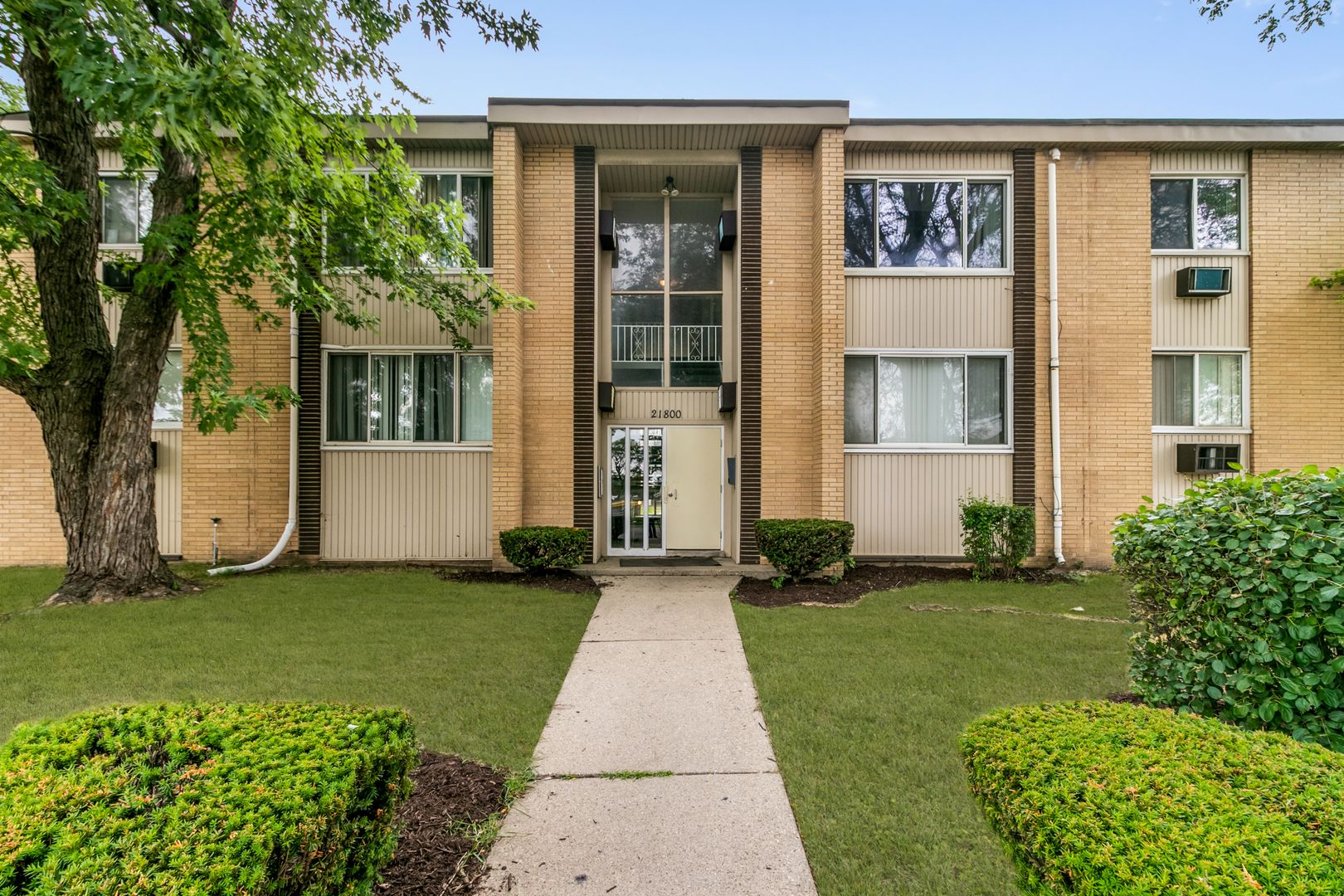 Oak Park Apartment: 21800 Coolidge