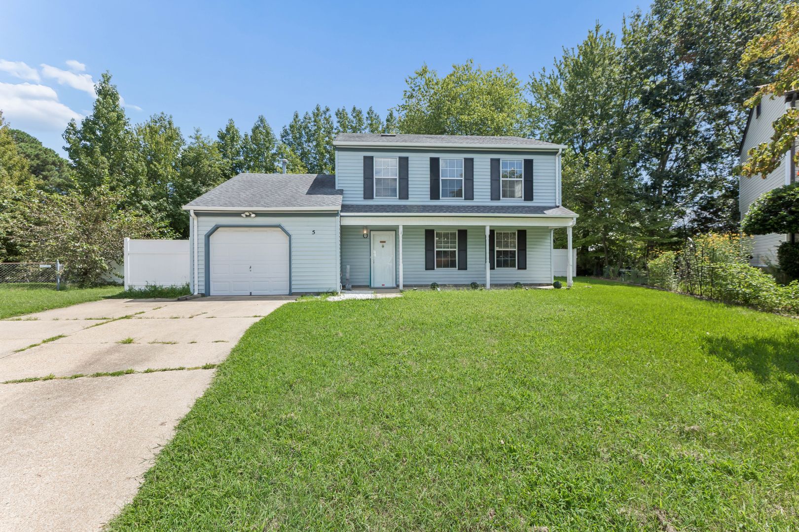 Hampton House: 5 Longleaf Court