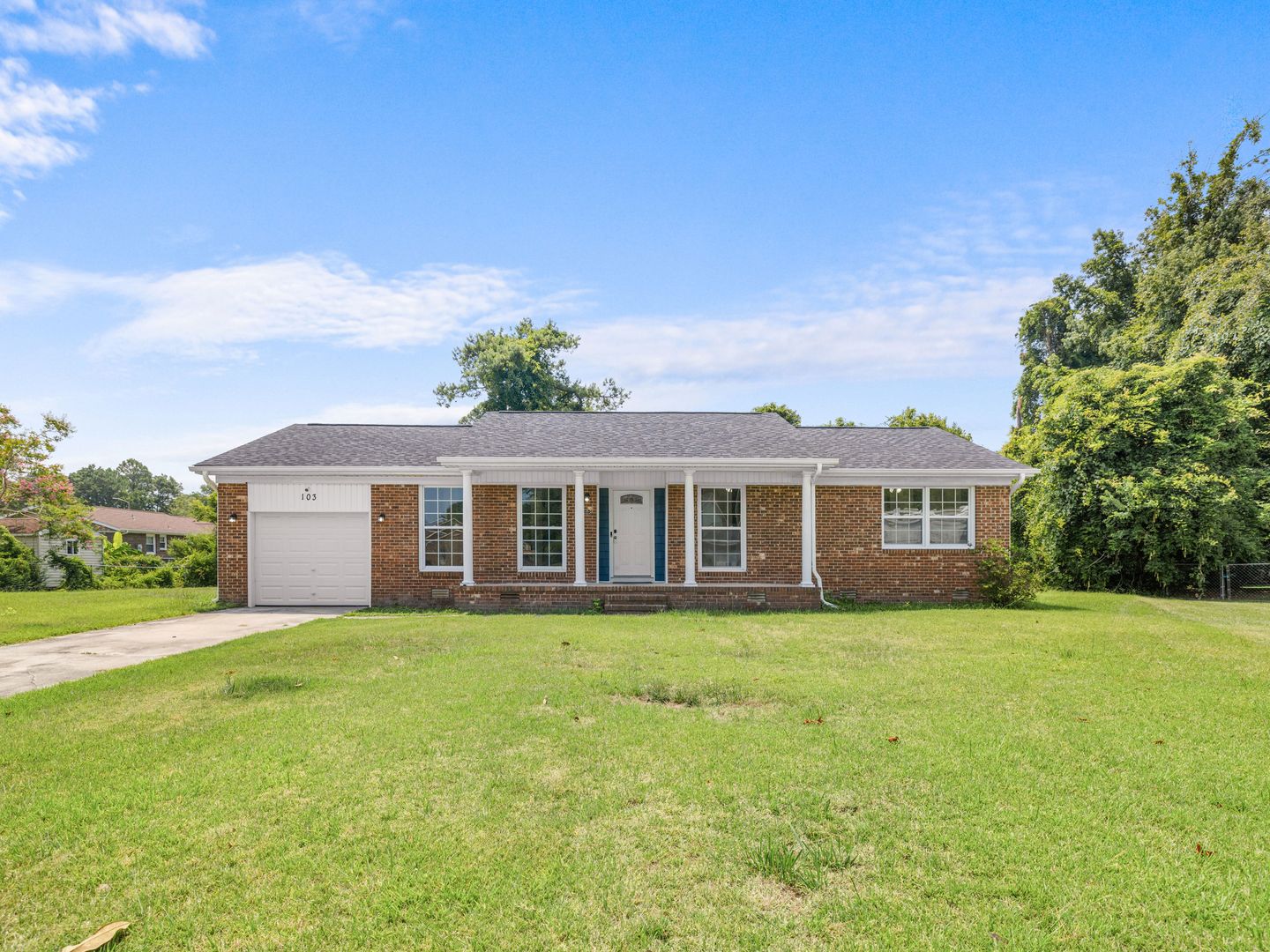 Jacksonville House: 103 Oakwood Court