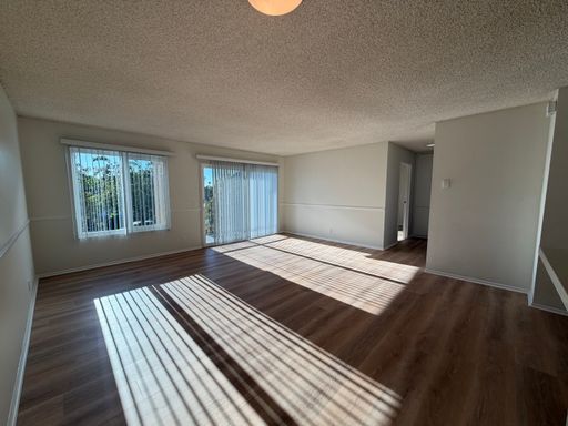 Spacious 2 Bedroom 1 Bath Upstairs Unit with Private Bacony – photo 1