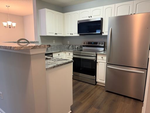 Beautifully renovated 3-bed, 2-bath condo located in Estates at Westbury-Lease Incentives Available! – photo 1