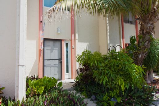Spacious 2BR/1.5BA St. Pete Townhome – Internet, Cable, Water, Sewer & Trash Included! – photo 1