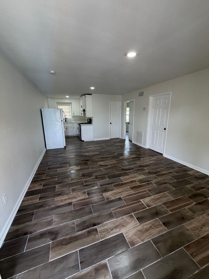 Brownsville Apartment: 155 North Iowa Ave