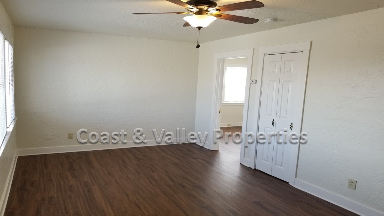 Salinas Apartment: 2-4 1/2 Villa St.