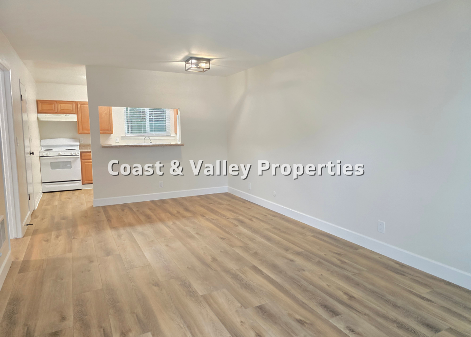 Salinas Apartment: 921 University Ave.