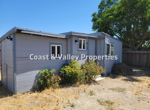 STUDIO IN HOLLISER FOR RENT!