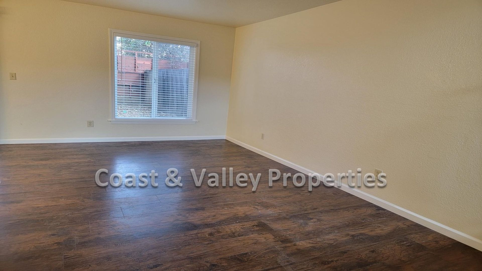 Hollister Apartment: 980 Memorial Dr.