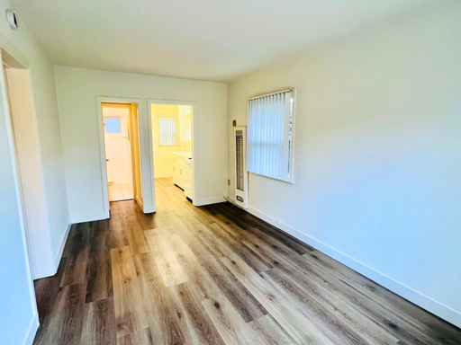 Downstairs 1BR with Updated Flooring in Long Beach – photo 1