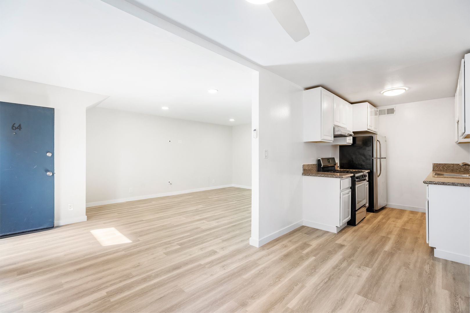 Tarzana Apartment: 18449 Collins Street