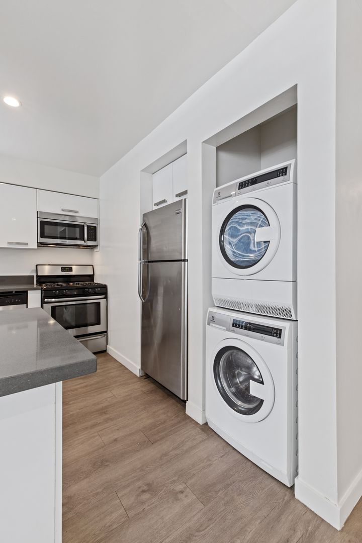 Los Angeles Apartment: 810 Crenshaw Blvd