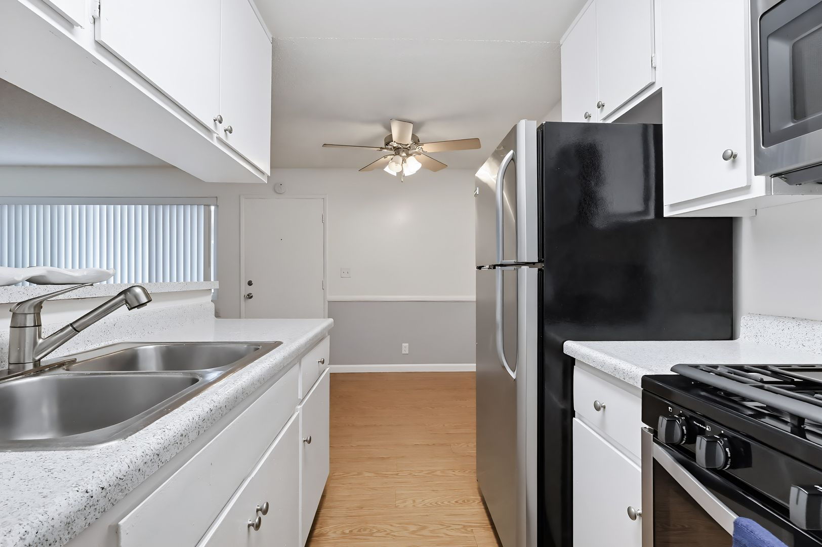 Hawthorne Apartment: 4829 W. 120th Street