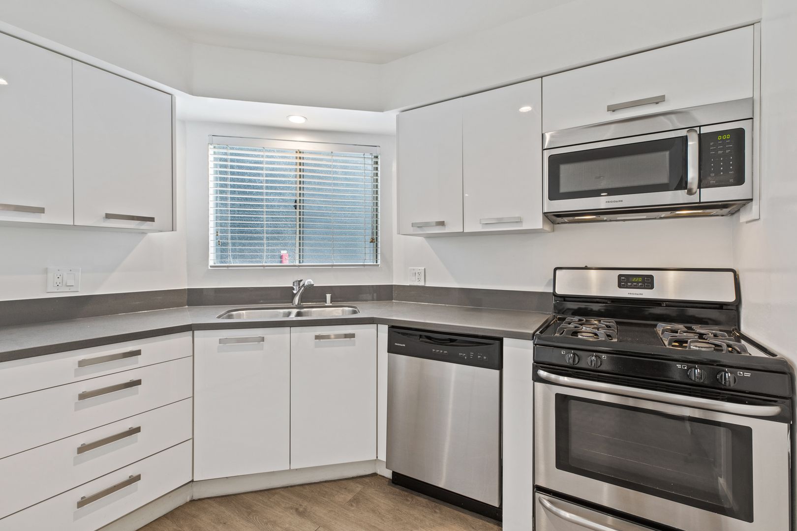 Los Angeles Apartment: 810 Crenshaw Blvd