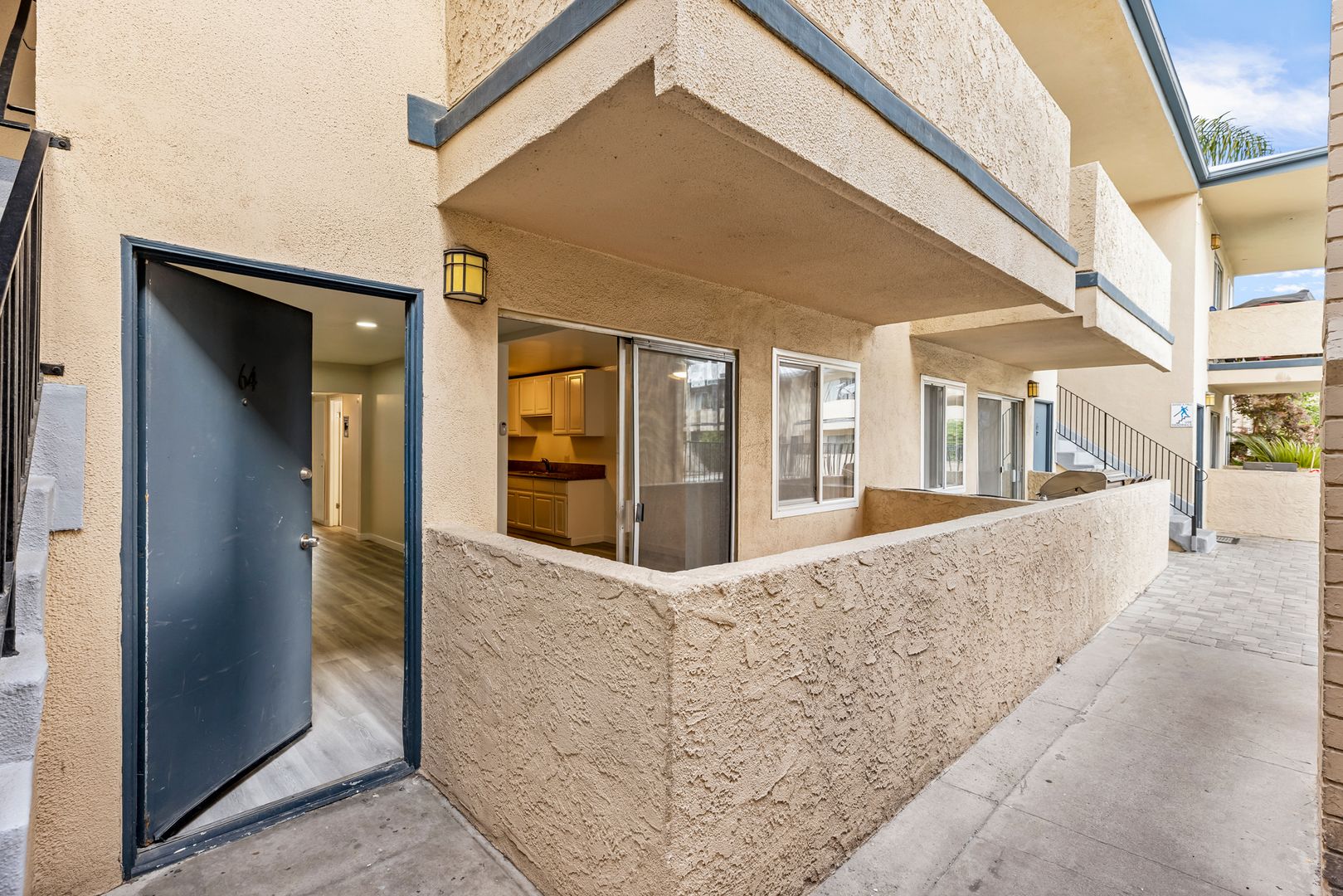 Tarzana Apartment: 18449 Collins Street