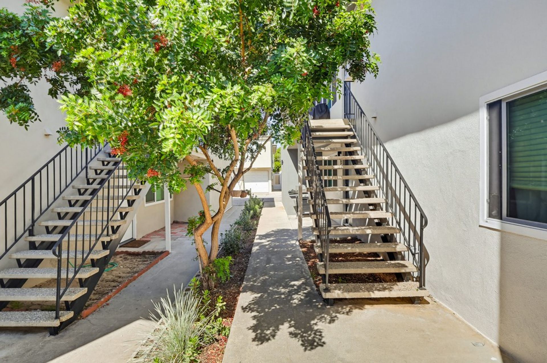Redondo Beach Apartment: 1305 Amethyst Street