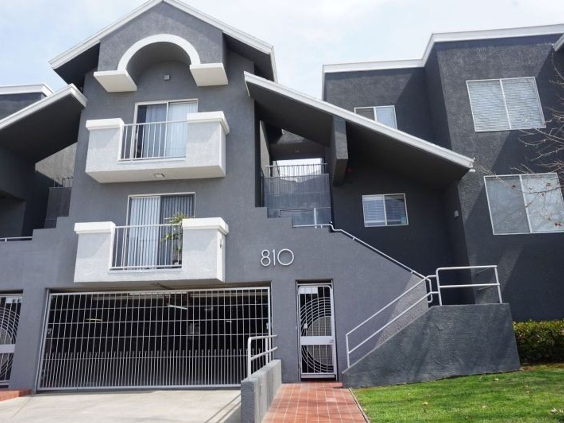 Los Angeles Apartment: 810 Crenshaw Blvd