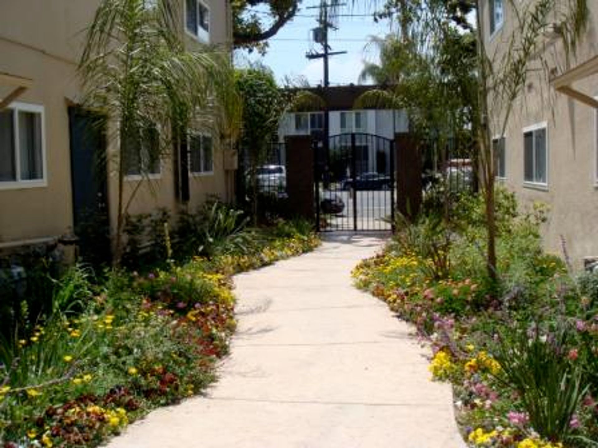 Tarzana Apartment: 18449 Collins Street