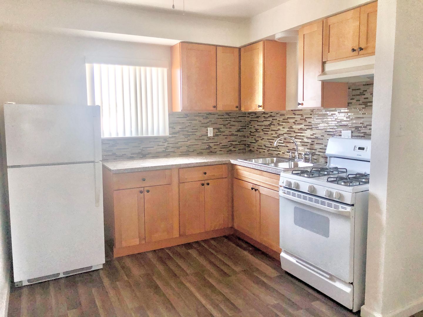 Hawthorne Apartment: 4735 W. Broadway