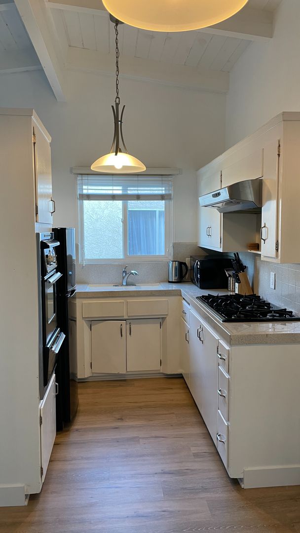 Manhattan Beach Apartment: 1401 Manhattan Beach Blvd