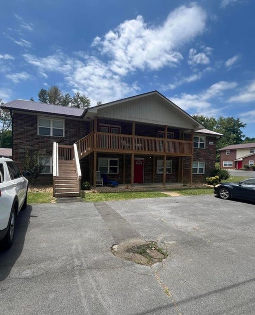 Johnson City Apartment: 1804 Parkwood Lane #14-17, #24-34