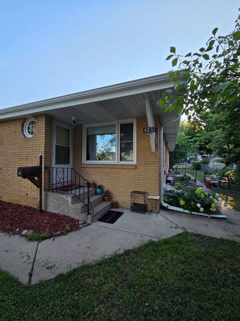 Robbinsdale Apartment: 4229-4231 Unity Ave N