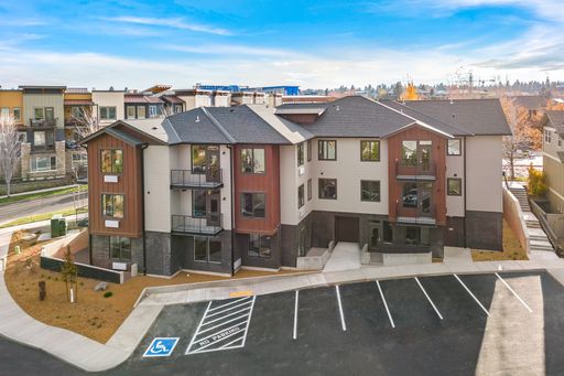 Riverfront Old Mill District! 1 Month FREE Rent! – photo 1