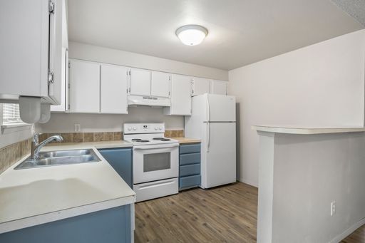$500 OFF! Just Upgraded 2 Bedroom Apartment with Storage Shed and Shared Yard – photo 1