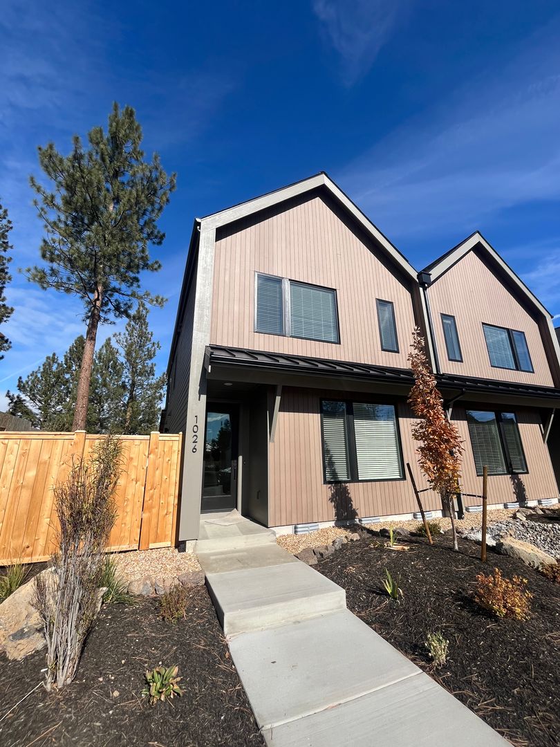 Sisters Townhome: 1026 W Linda Ave