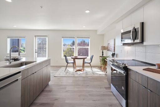Edgewater Apartments – photo 1