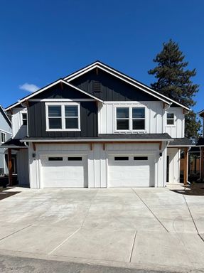 Newer Townhome in Midtown Bend with Deposit Special – photo 1