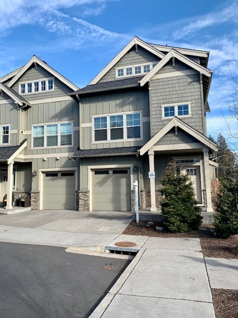 Bend House: 1076 SE Leonel Ln