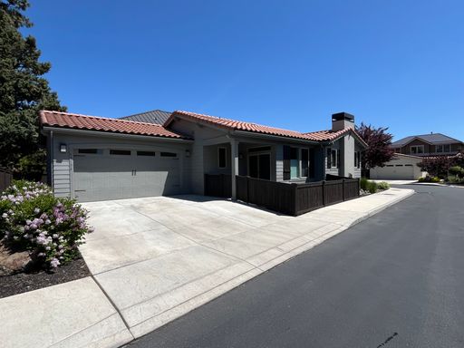 Single Level Home in Unique Bend Neighborhood – photo 1