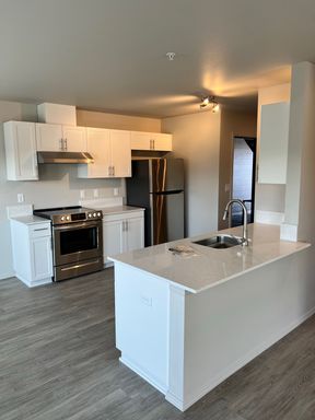Newer Redmond Community-Accessible Unit-Deposit Special – photo 1