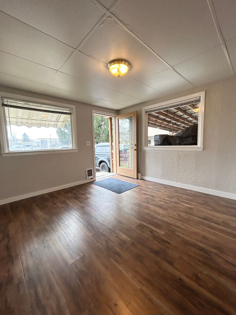 Garden City Apartment: 610 E 43rd