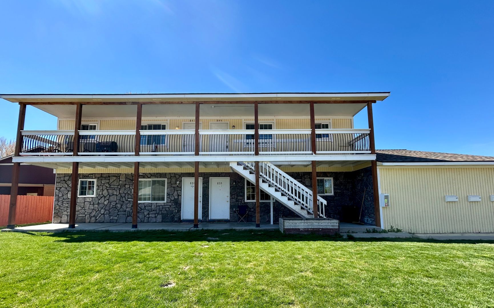 Meridian Apartment: 835, 841, 845 W 7th St