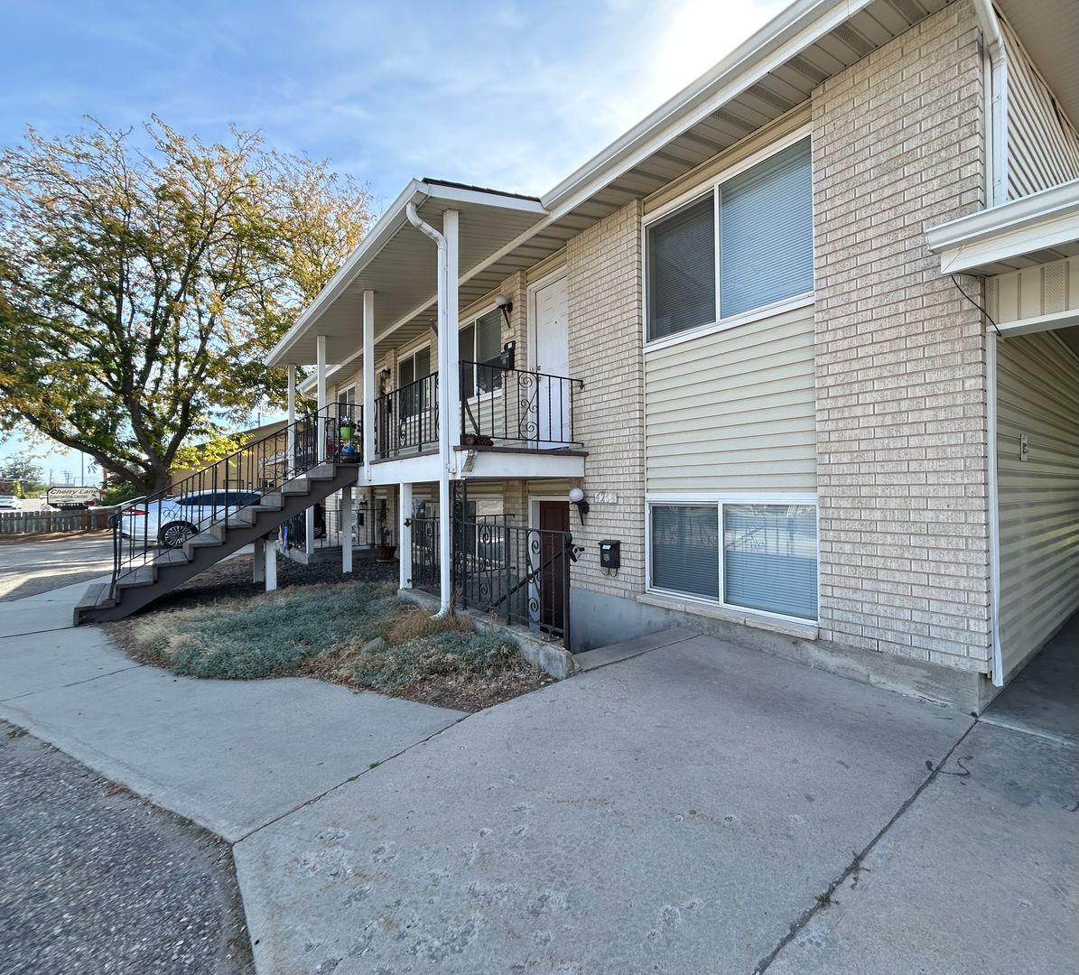 Meridian Apartment: 423 - 425 W Cherry Ln