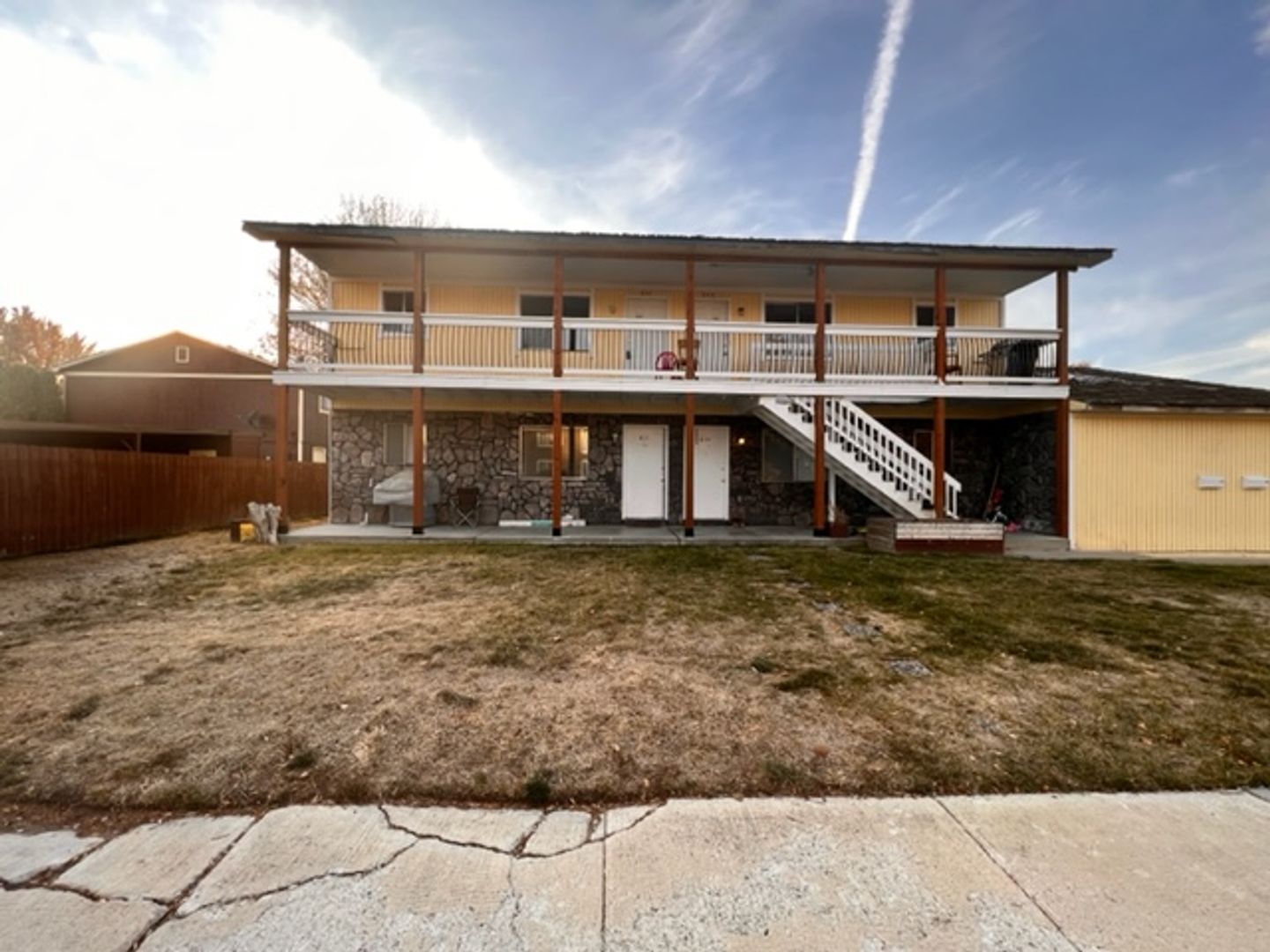 Meridian Apartment: 835, 841, 845 W 7th St