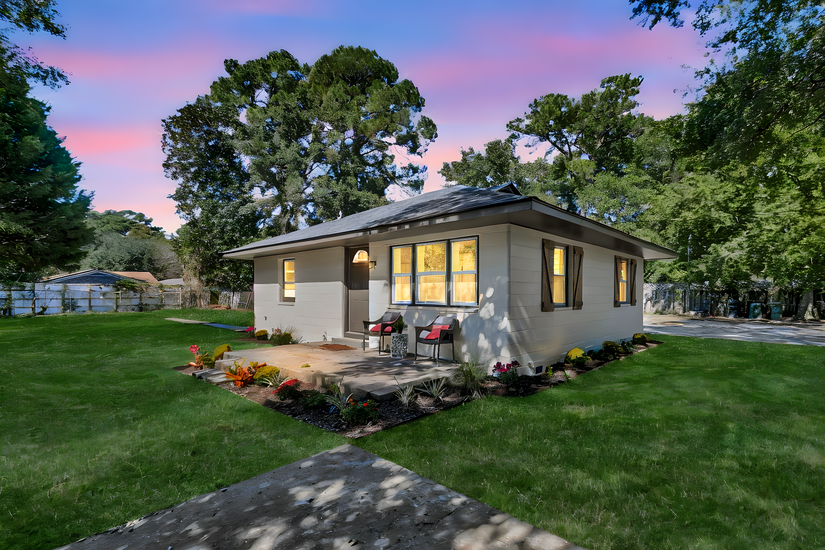 Charleston House: 635 Sequoia St