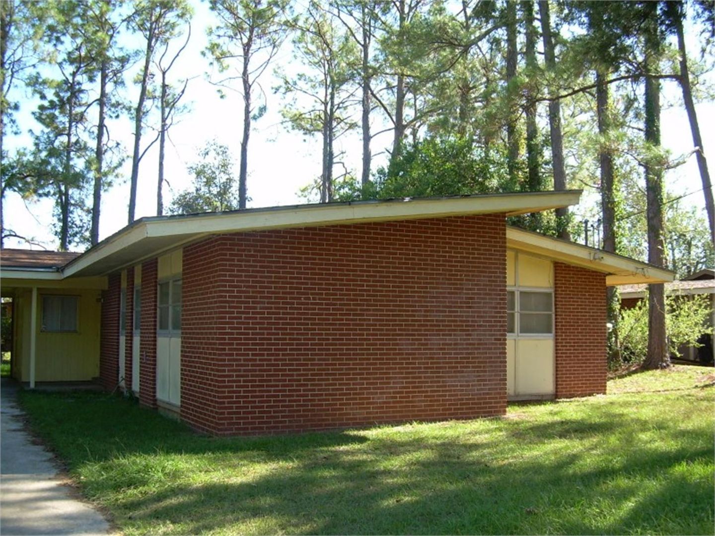 Albany House: 2019 N Flintlock Drive