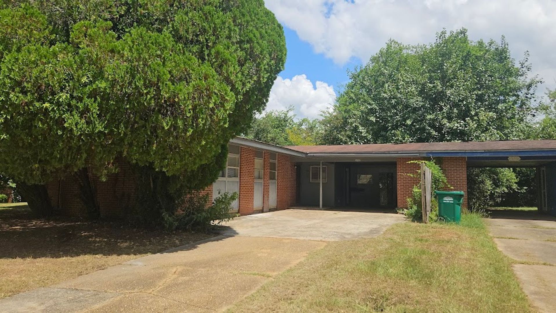 Albany House: 2014 N Flintlock Drive