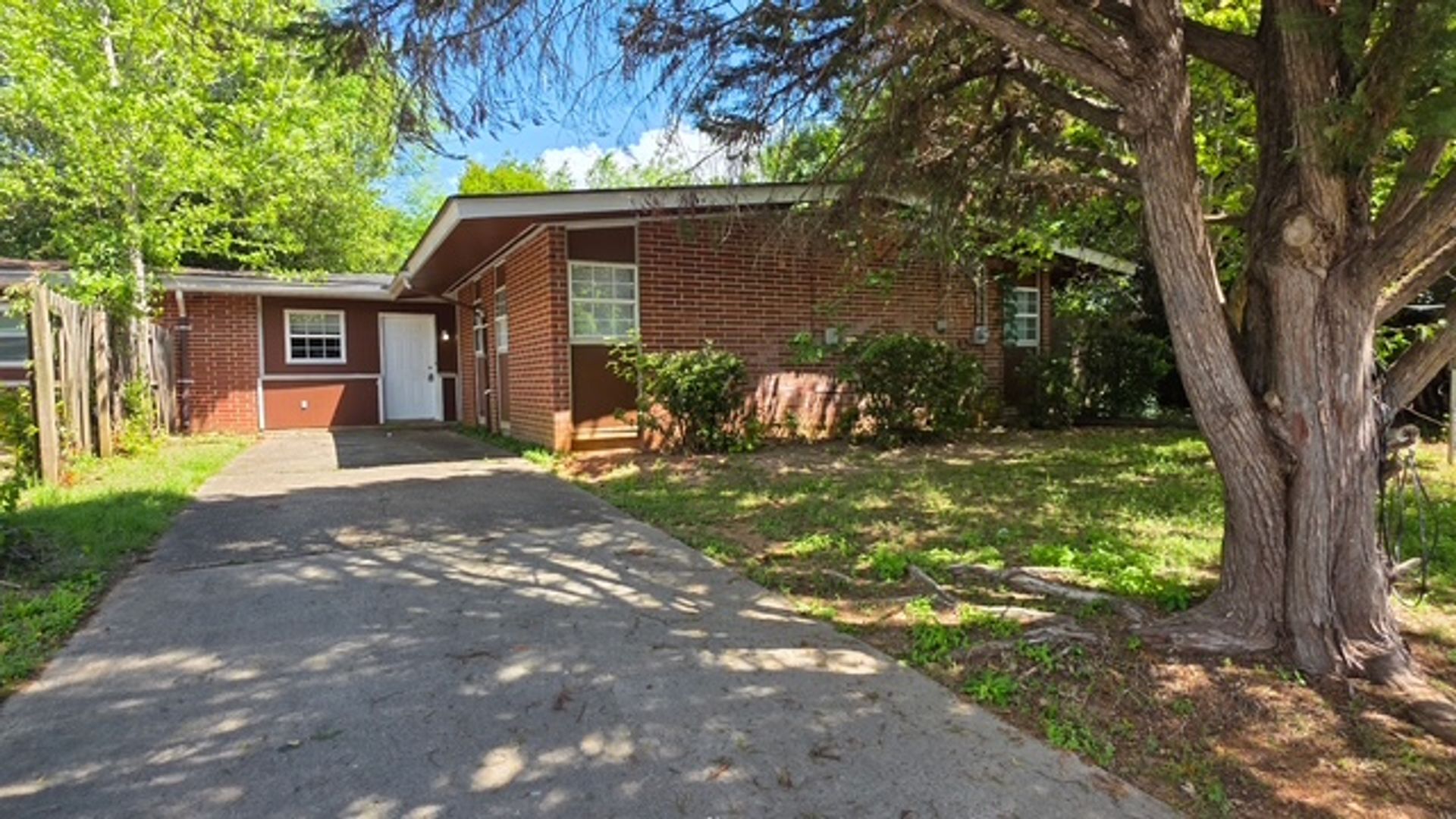 Albany House: 1967 S Riverview Circle