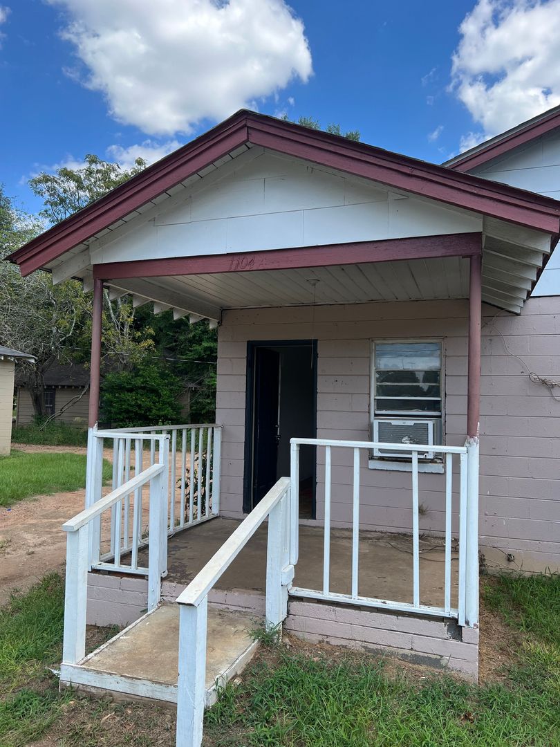 Albany Apartment: 1104 S. Mckinley Street