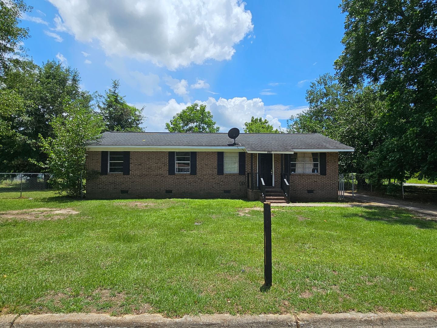 Albany House: 220 Ebony Lane