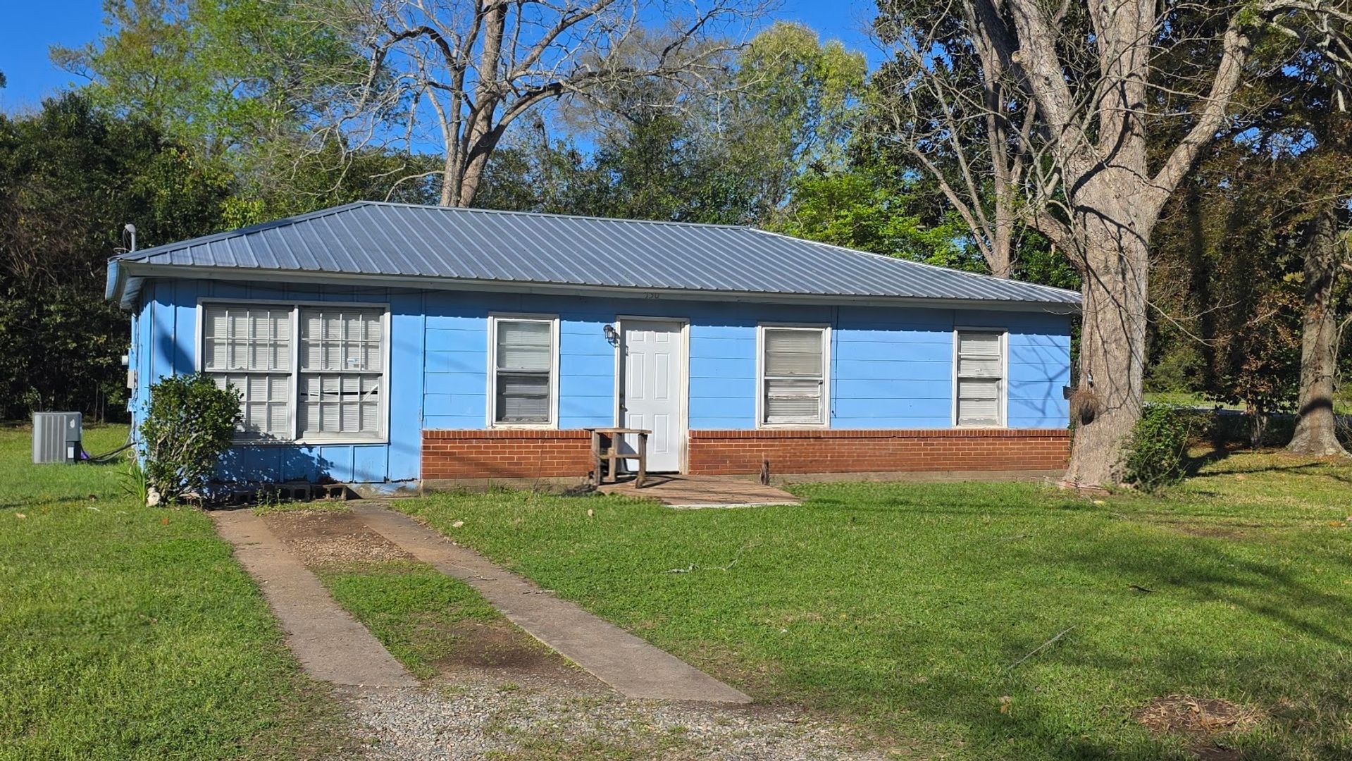 Albany House: 130 Sunset Ln