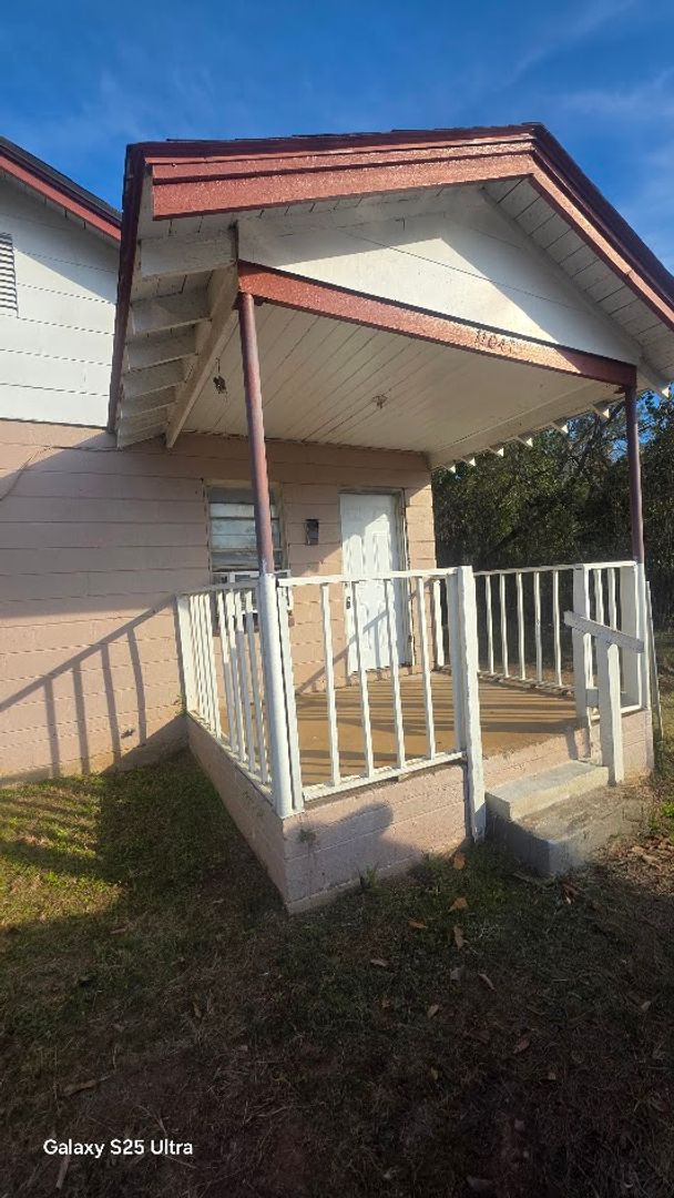 Albany Apartment: 1104 S. Mckinley Street