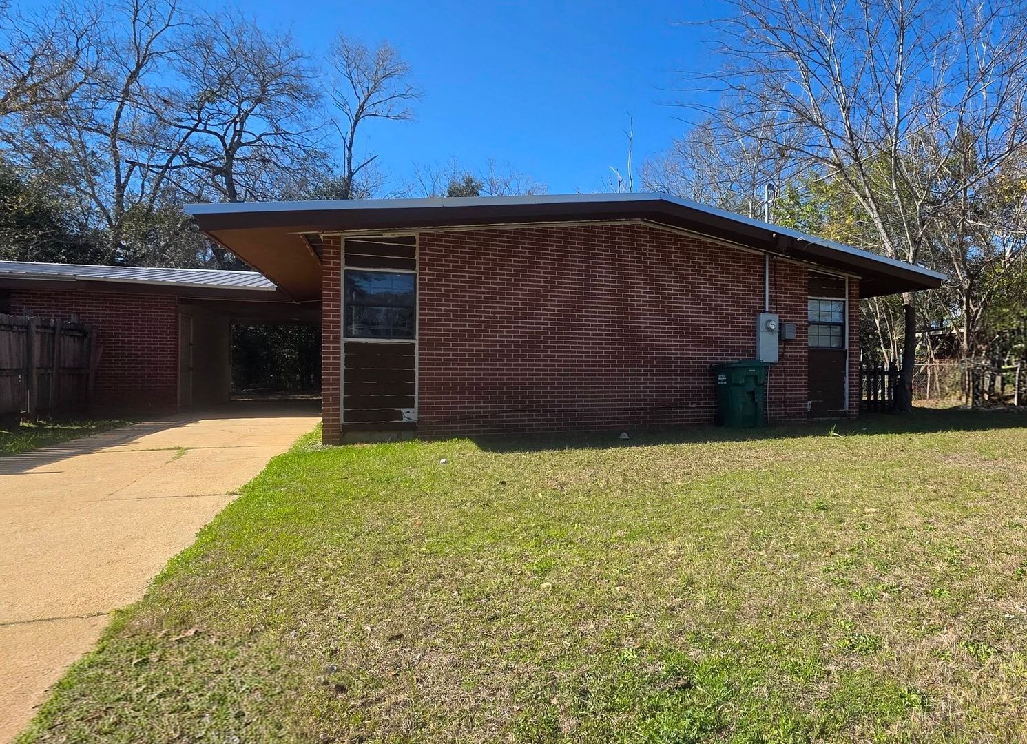 Albany House: 1974 Riverview