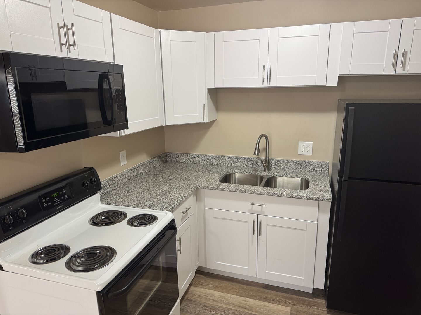 Springfield Apartment: 505-515 W Third St